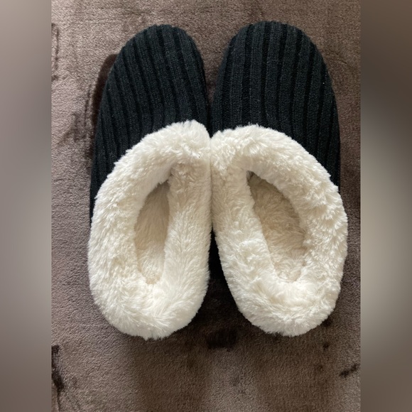 New! Dearfoams Special edition black sweater knit clog with memory foam - Picture 4 of 5